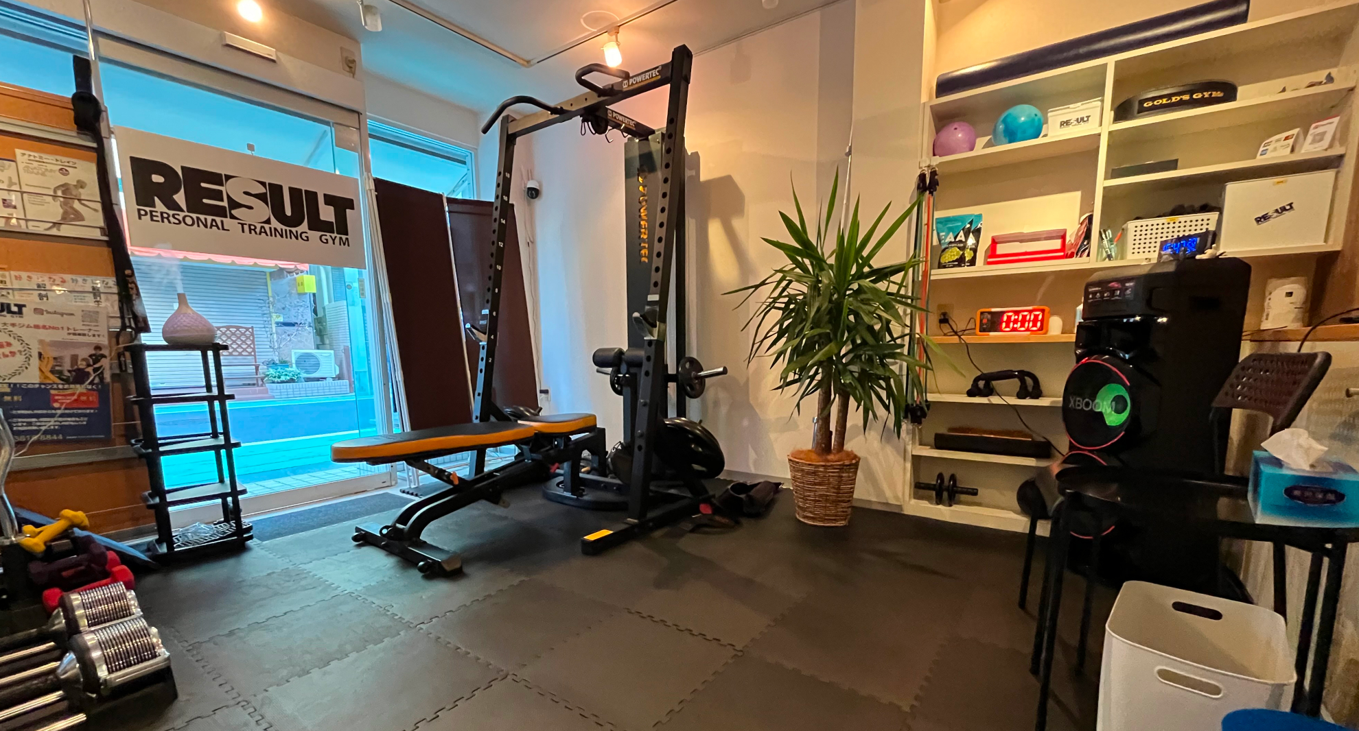 広々空間でマンツーマンのトレーニングが可能